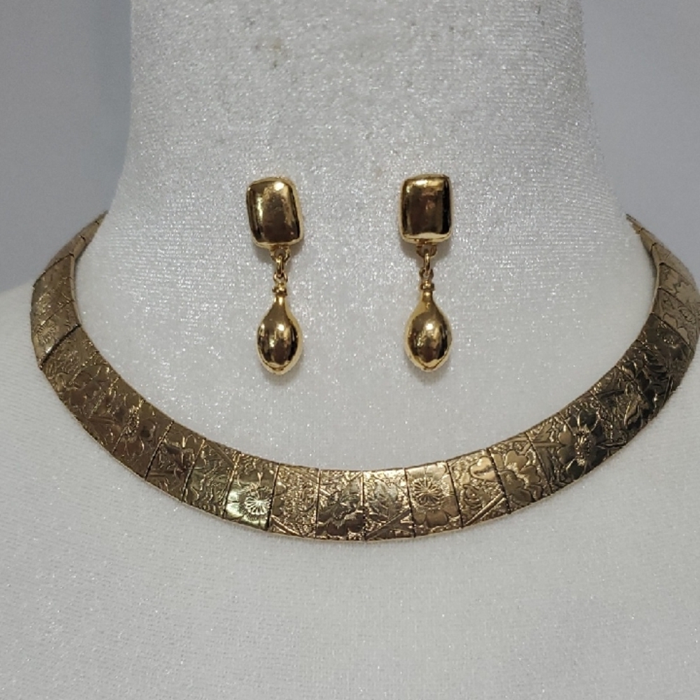 Vintage Gold Tone Engraved Collar Necklace with Drop Earrings — cleopatra